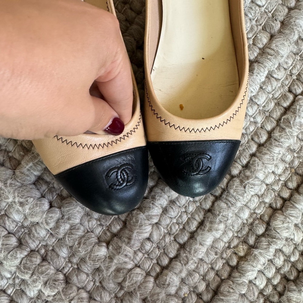 CHANEL Two-Tone Beige and Black Flats - Picture 3 of 8